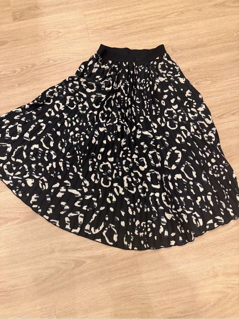 H&M Black and White Leopard-Print Pleated Skirt- midi length